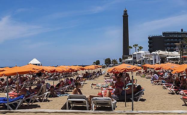 Imagen de archivo de turistas en la playa de Maspalomas. 
