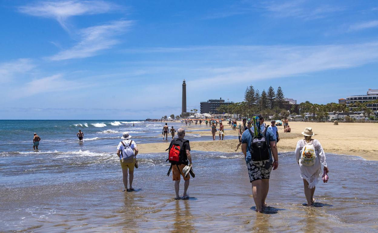 Imagen de archivo de turistas en Maspalomas, Gran Canaria. 
