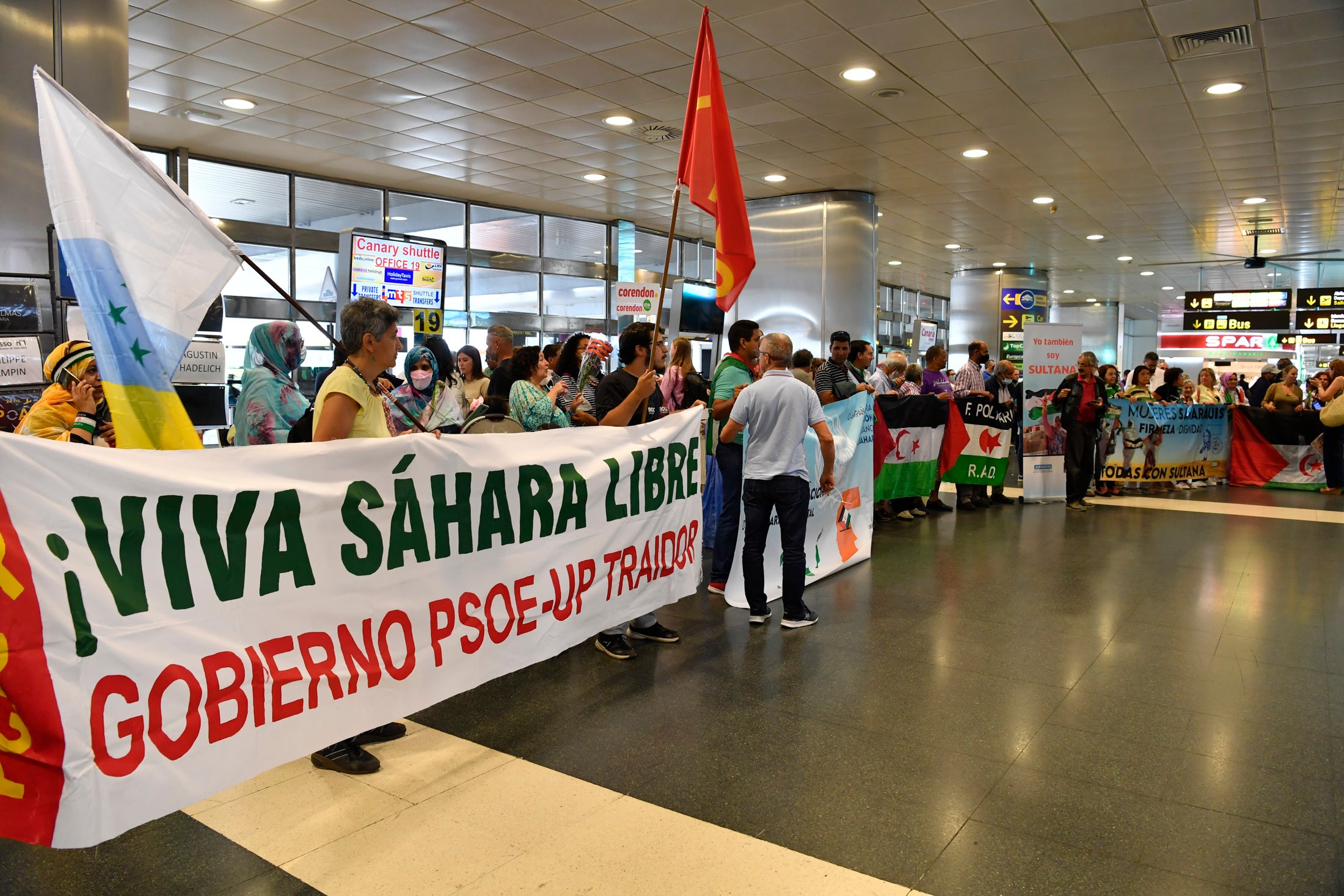 Fotos: La activista Soultana Khaya aterriza en el archipiélago