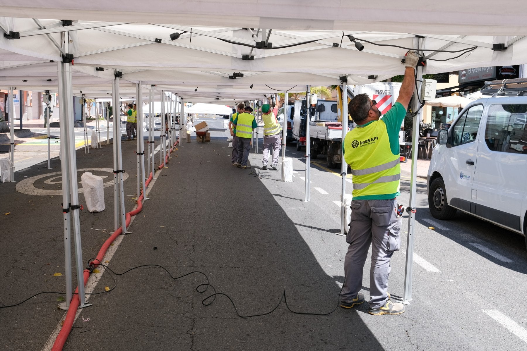 En la imagen, zafarrancho de operarios liados con el montaje de los 150 puestos de la Feria del Sureste. 