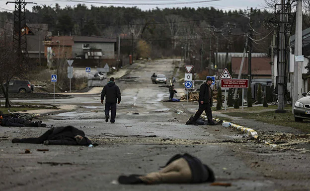 Cadáveres de civiles supuestamente ejecutados por las tropas rusas en la ciudad de Bucha, próxima a Kiev. 