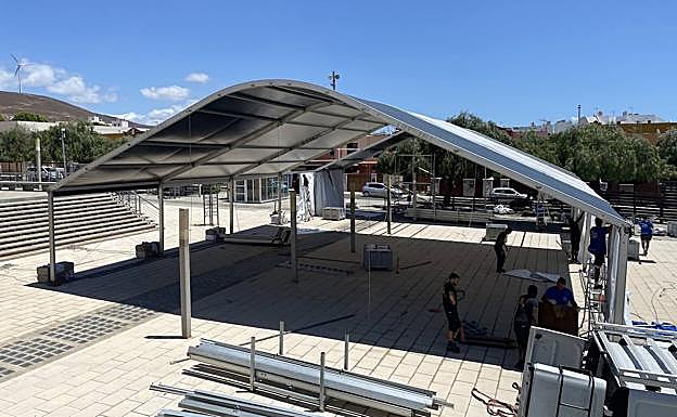 En la imagen, montaje de la carpa más grande, la de los espectáculos de títeres. 