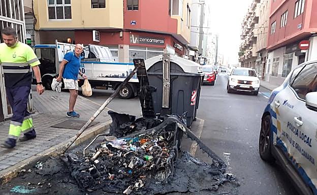 Imagen principal - Contenedores quemados y el depósito que supuestamente fue usado para rociarlos de comubustible. 