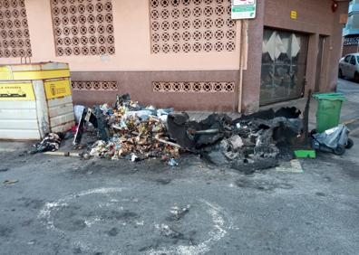 Imagen secundaria 1 - Contenedores quemados y el depósito que supuestamente fue usado para rociarlos de comubustible. 