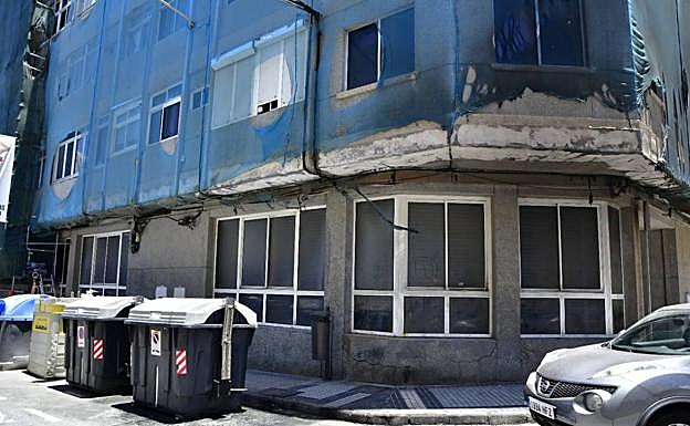 Las llamas afectaron a la malla del edificio. 