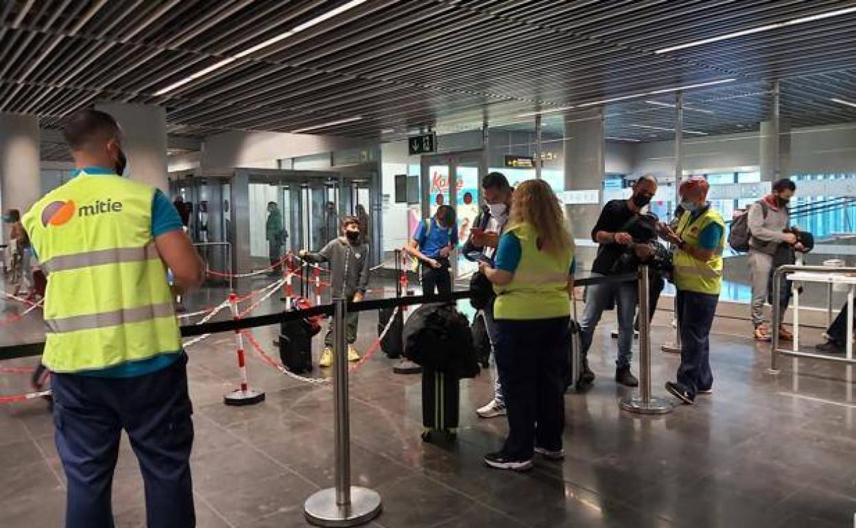Imagen de archivo de controles sanitarios en el Aeropuerto de Gran Canaria. 