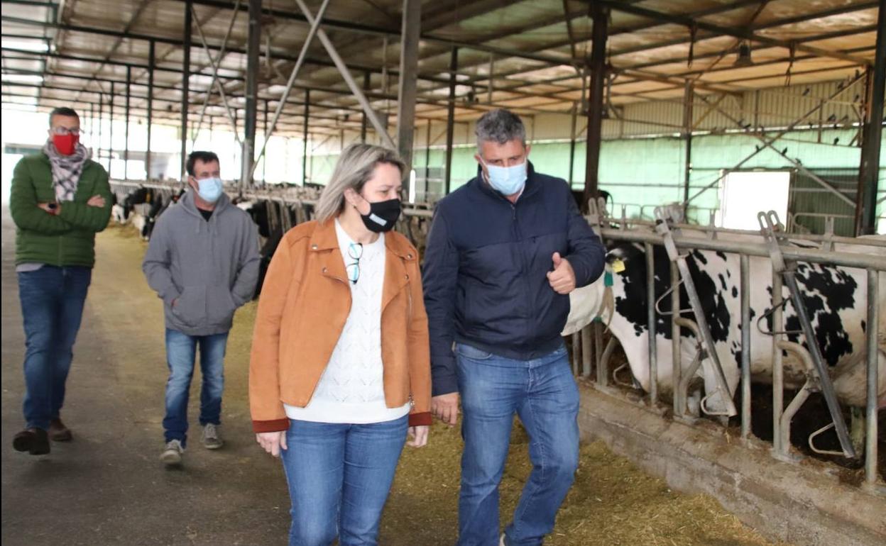 La consejera de Agricultura, Alicia Vanoostende, visitanto una productora agrícola.