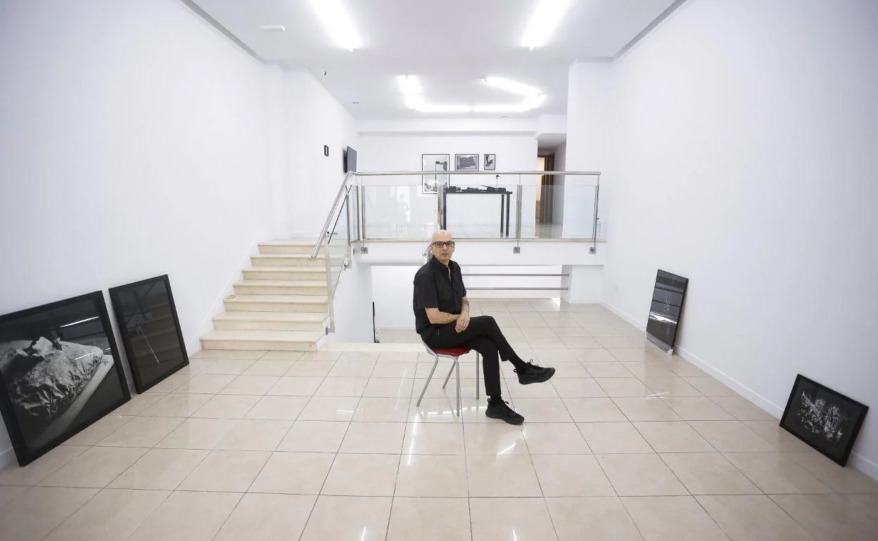 El artista grancanario Franciso Naranjo, el pasado miércoles, en pleno montaje de 'Black', muestra con la que se inaugura la nueva sede. 