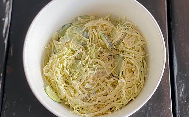 Ensalada de col, pepino y salsa tártara