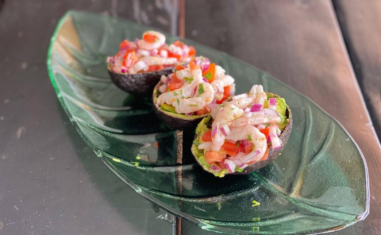 Aguacates rellenos de ceviche de gambas