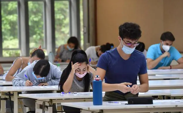 Imagen de archivo de un examen de EBAU en Canarias. 