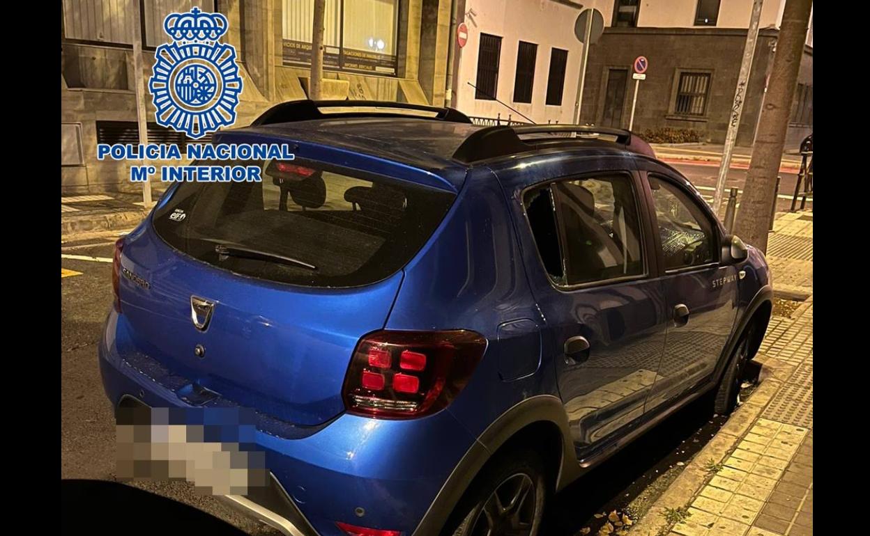 Uno de los vehículos afectados con la luna trasera rota. 