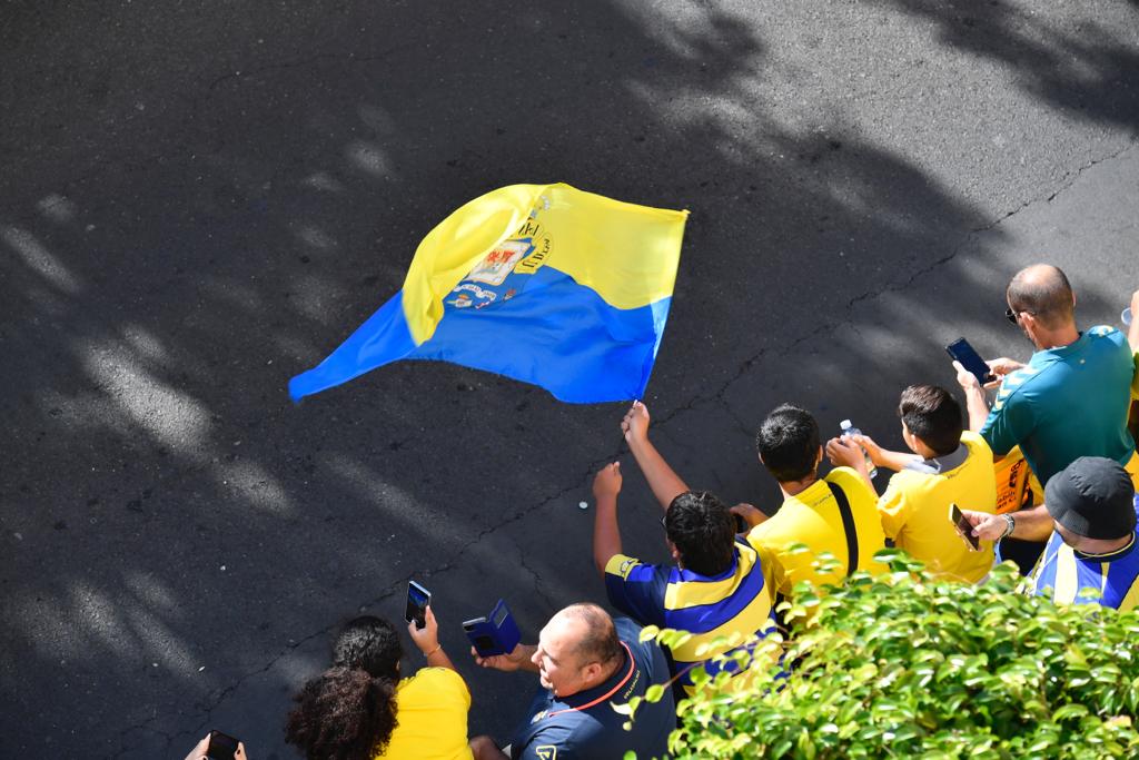 Fotos: La afición de la UD Las Palmas ya vive el derbi en los alrededores del Gran Canaria
