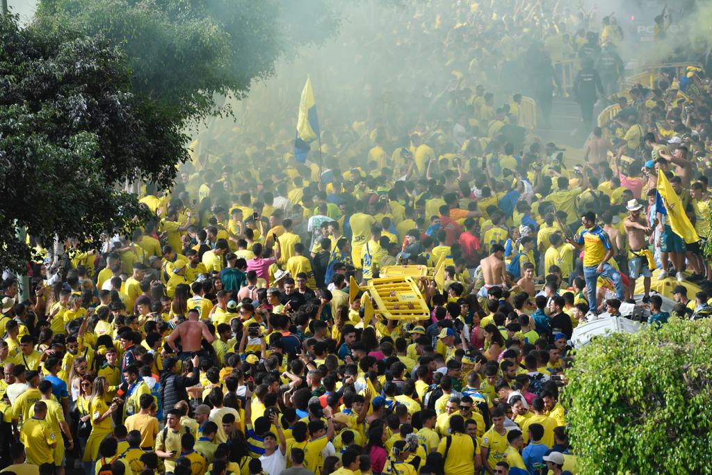 Fotos: La afición de la UD Las Palmas ya vive el derbi en los alrededores del Gran Canaria
