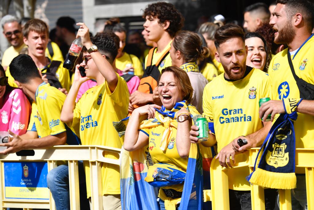 Fotos: La afición de la UD Las Palmas ya vive el derbi en los alrededores del Gran Canaria