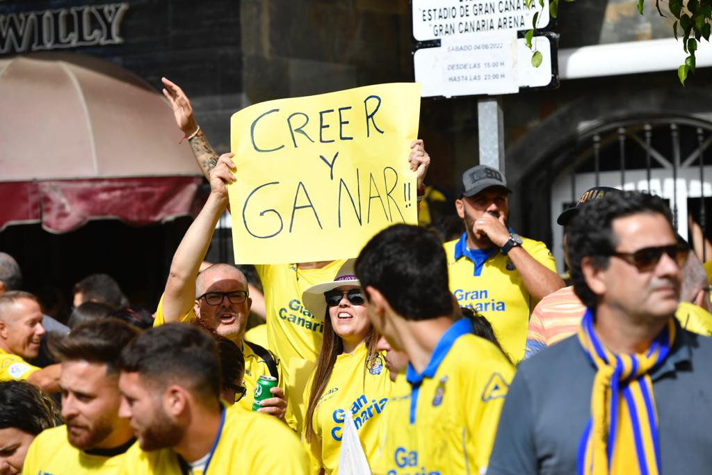 Fotos: La afición de la UD Las Palmas ya vive el derbi en los alrededores del Gran Canaria