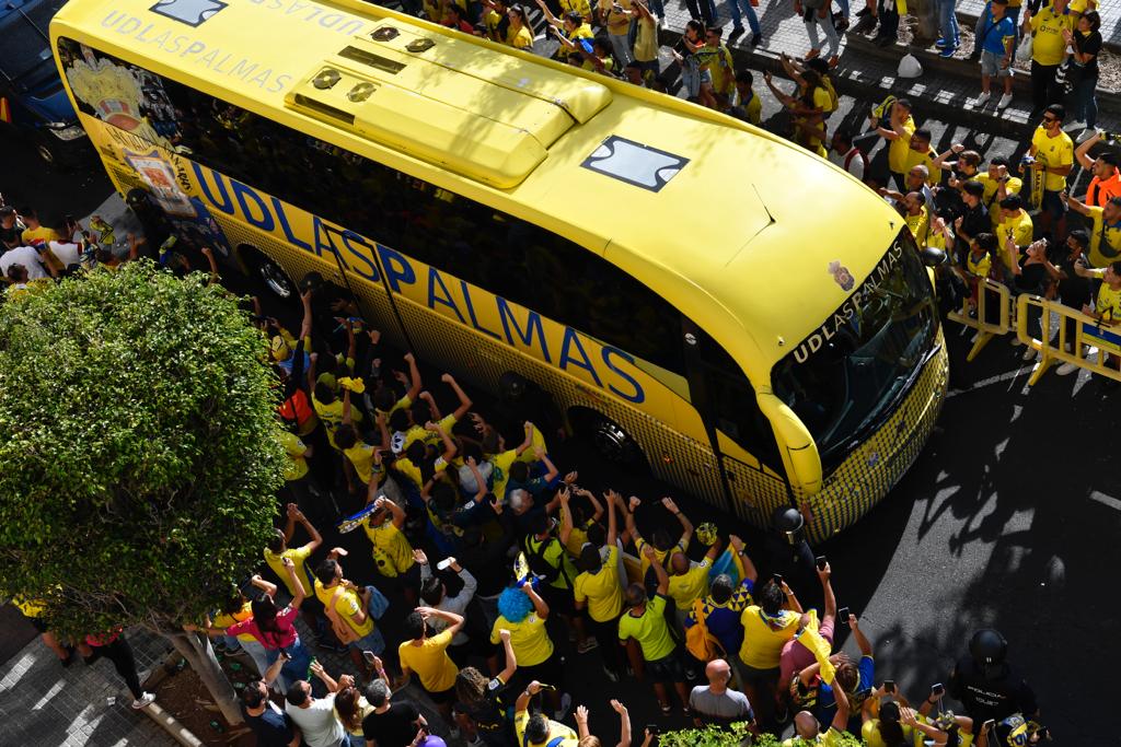 Fotos: La afición de la UD Las Palmas ya vive el derbi en los alrededores del Gran Canaria