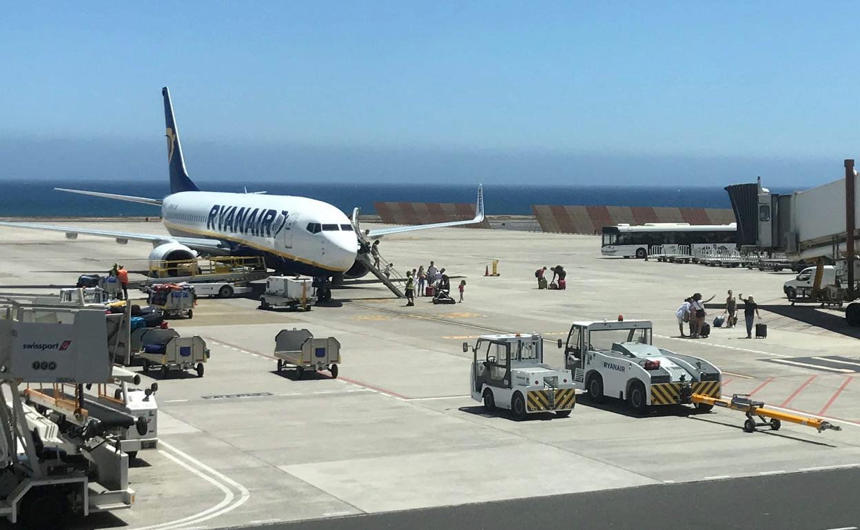 Pasajeros bajan de un avión en el aeropuerto de Lanzarote. 