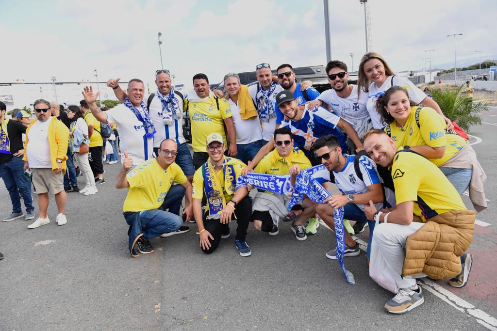Fotos: La afición de la UD Las Palmas ya vive el derbi en los alrededores del Gran Canaria