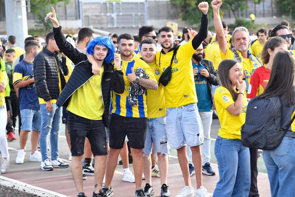 Fotos: La afición de la UD Las Palmas ya vive el derbi en los alrededores del Gran Canaria