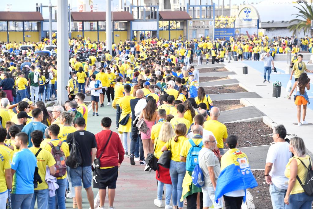 Fotos: La afición de la UD Las Palmas ya vive el derbi en los alrededores del Gran Canaria
