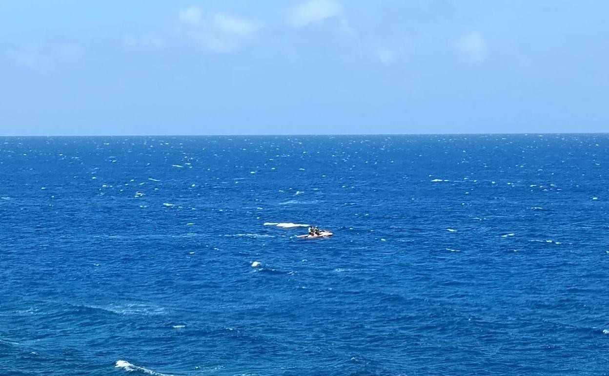 Imagen tomada durante la actuación del servicio de emergencias en playa Blanca, Lanzarote. 