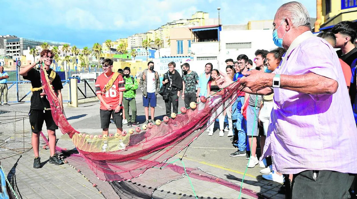 Un momento de la actividad que desarrollaron los estudiantes en el enclave marinero capitalino. 