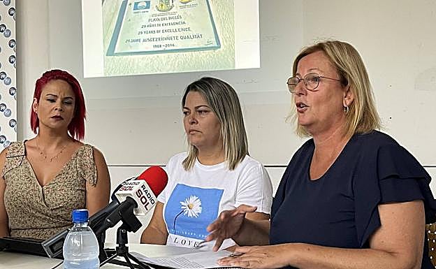 Miembros de PP-AV, durante la rueda de prensa. A la derecha, Elena Álamo. 