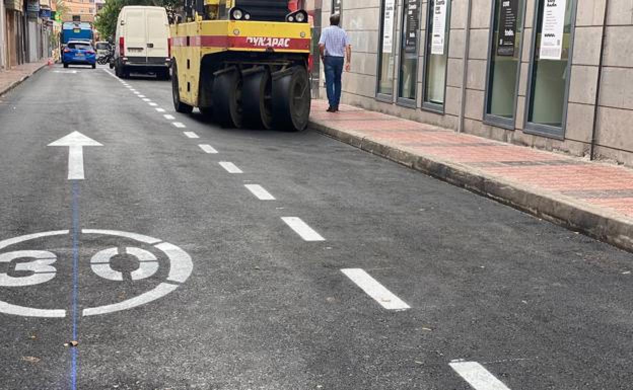Imagen de la calle del casco donde se ha cambiado el color de la línea que delimita los aparcamientos. 