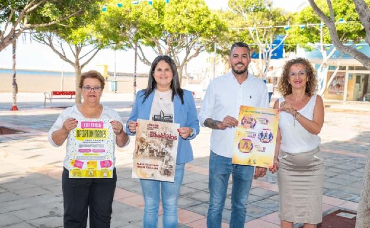 Nina Rodríguez, presidenta de la asociación de comerciantes La Gavia, la alcaldesa Esther Hernández, el concejal de Comercio, Cristofer Jaime, y Romina Padilla, vicepresidenta del colectivo de comerciantes. 