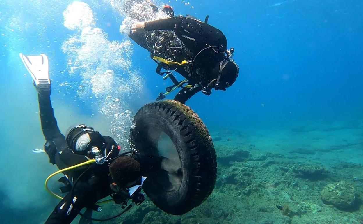 Durante la recogida de residuos en las playas del municipio de Agüimes.