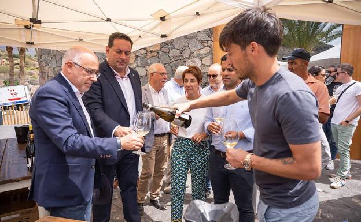 Imagen del acto, con David Silva degustando uno de sus vinos. 