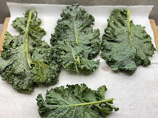 Imagen principal - Lavado, secado y aderezo de las chips de kale
