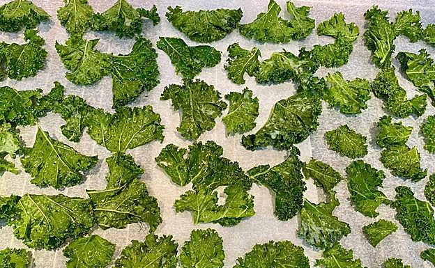 Imagen principal - Horneado y secado de las chips de kale