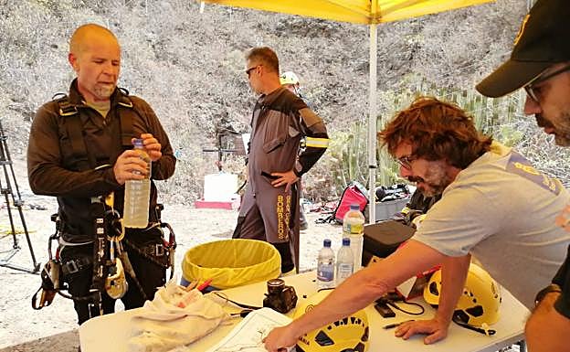 Los inspectores Xavier Velasco y José Guillén tras regresar del interior de la Sima. 