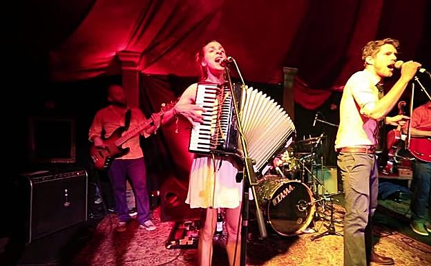 Natalia Tena, con su acordeón, en una actuación de Molotov Jukebok. 