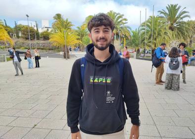 Imagen secundaria 1 - Arriba, Noemi Marquez. Abajo, Sergio Hernández y Natalia Muñoz. Los tres se presentaron ayer a la EBAU en la ULPGC. 