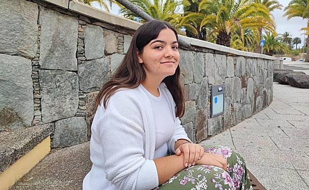 Imagen principal - Arriba, Noemi Marquez. Abajo, Sergio Hernández y Natalia Muñoz. Los tres se presentaron ayer a la EBAU en la ULPGC. 