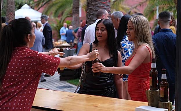 Imagen principal - Don Patricio, en la fiesta de Mahou