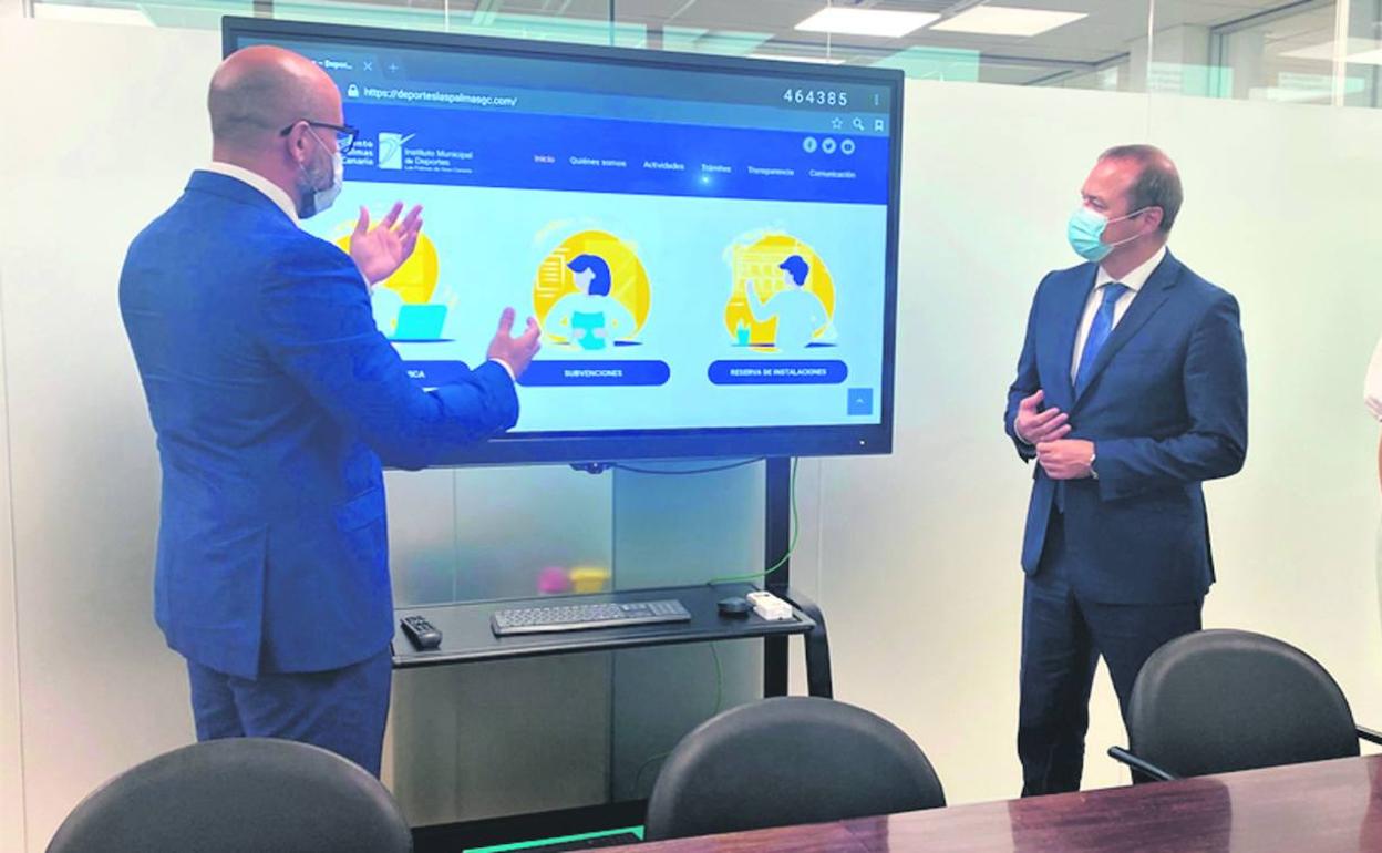 El concejal de Deportes, Aridany Romero (i.), con el alcalde de Las Palmas de Gran Canaria, Augusto Hidalgo (c.) y la Gerente del IMD, Leticia López, desgranando detalles del nuevoportal de transparencia del organismo.