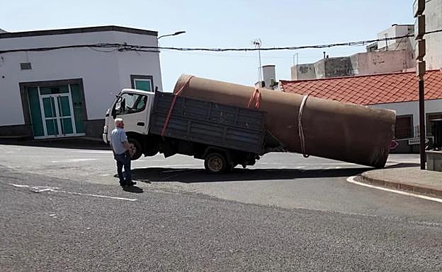 Imagen del camión protagonista, este miércoles, en Santa María de Guía.