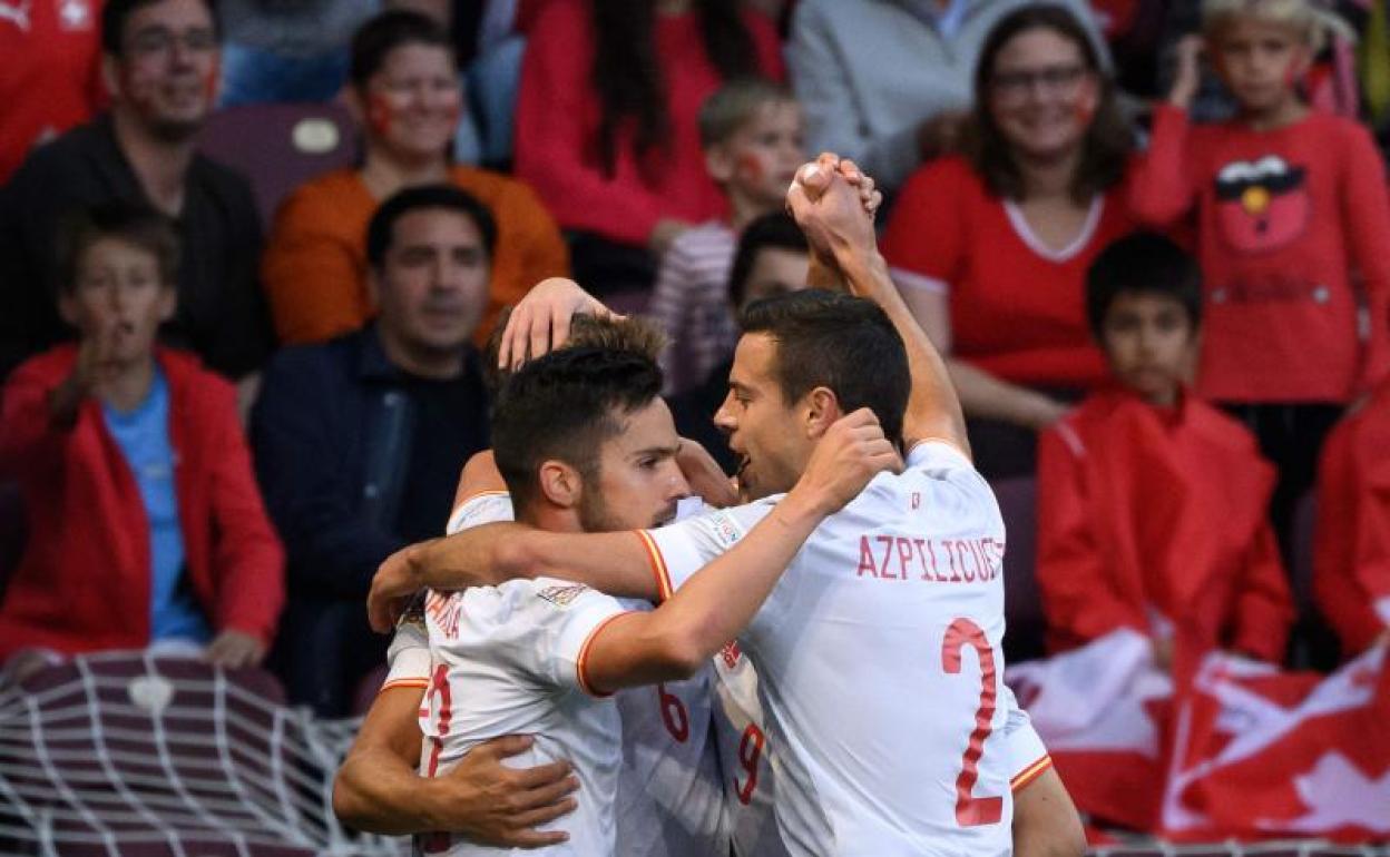 Pablo Sarabia celebra con César Azpilicueta su gol a Suiza.