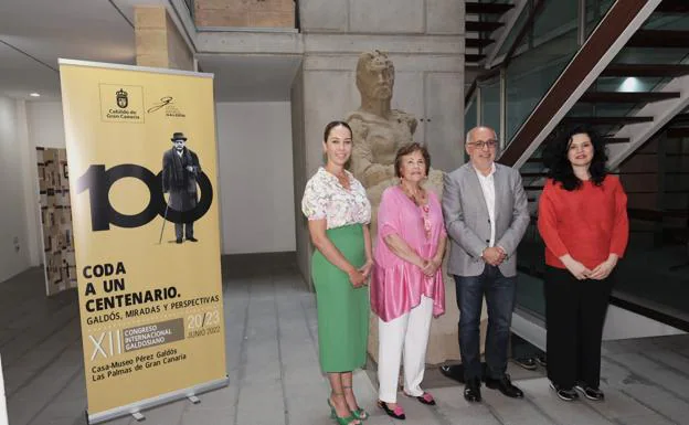 De izquierda a derecha, Guacimara Medina, Yolanda Arencibia, Antonio Morales y Victoria Galván, este viernes, en la Casa-Museo Pérez Galdós. 