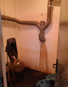 Imagen secundaria 2 - Limpieza de tuberías y efectos del último reboso en una pared. 