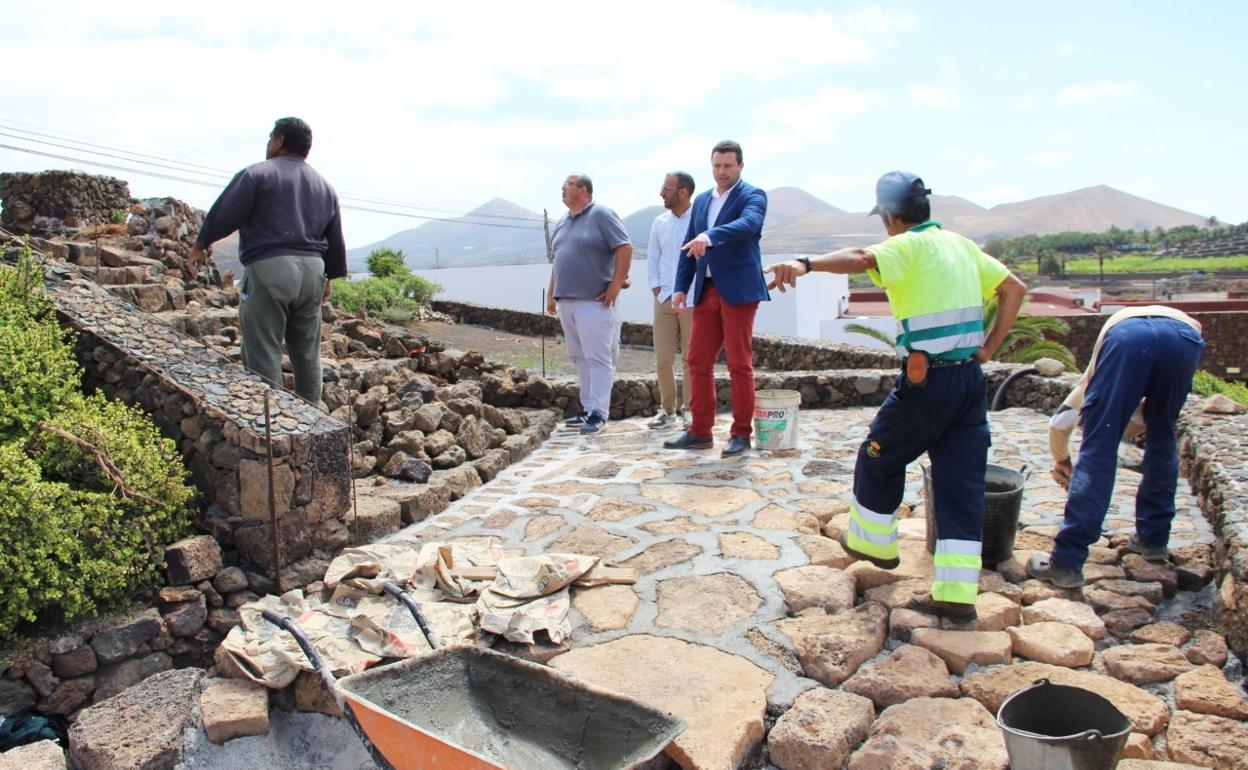 El alcalde, Óscar Noda, en los trabajos de embellecimiento y accesibilidad de la molina de Yaiza. 