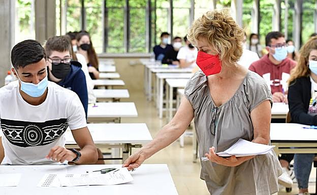 El 0,3% de los graduados en ciclos medios inician estudios universitarios. 