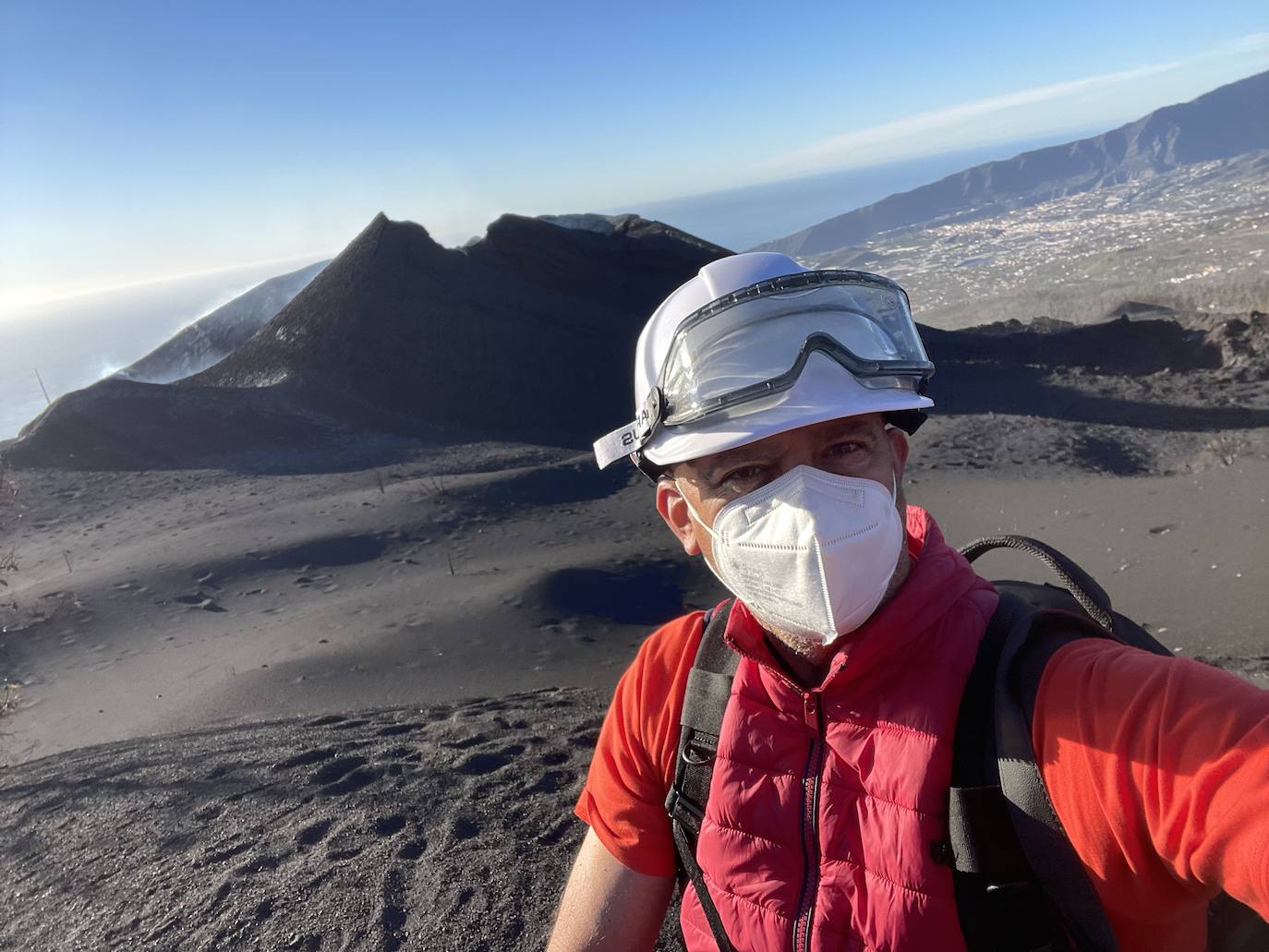 Gerardo Ojeda, junto al volcán Cumbre Vieja.