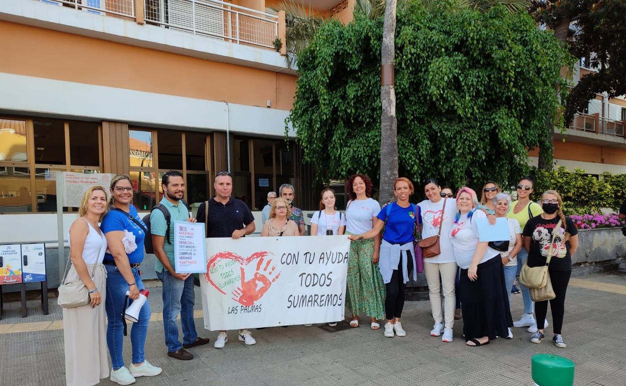 Protesta para habilitar plazas para niños con diversidad funcional en los campus estivales. 