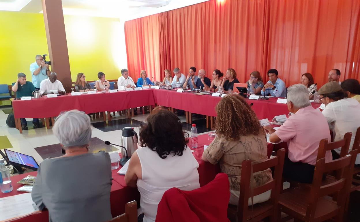 Momento de la cita en la Sociedad Democracia. 