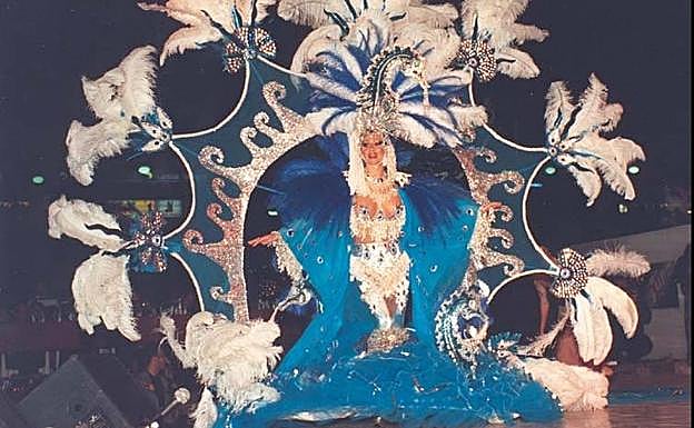 Imagen principal - Distintas misses traveskarnatival. La de la izquierda, sobre estas líneas, fue Miguel Vera y desfiló con el nombre artístico de Paloma. El nombre del traje fue 'Jaula' y recuerda Pedro Franco que causó sensación en aquella primera gala de 1986 porque resultaba muy atrevido. 